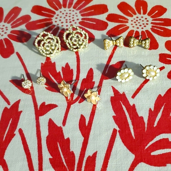 3/$15 Pearly rhinestone bunch of earrings - Picture 1 of 8